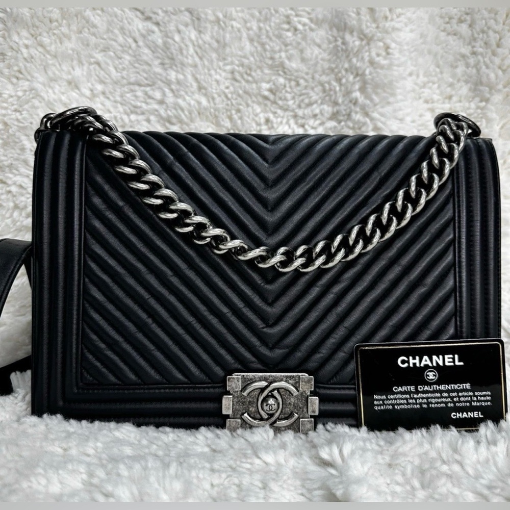 Chanel Le Boy Flap Chevron Black Wrinkled Calfskin( Size New Medium)Shoulder Bag